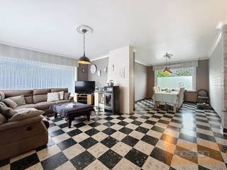 Ontdek deze charmante halfopen woning, ideaal gelegen in een doodlopende straat die zorgt voor extra rust en privacy.<br /><br />De woning beschikt op het gelijkvloers over een uitnodigende inkomhal, een gezellige leefruimte, een volledig ingerichte keuken, een praktische wasplaats, een apart toilet, een carport en een ruime tuin met terras.<br /><br />Op de eerste verdieping bevinden zich twee comfortabele slaapkamers, een verzorgde badkamer en een handige bergruimte.<br /><br />De ruime zolder biedt bovendien tal van mogelijkheden: creëer hier extra slaapkamers, een bureau of hobbyruimte naar wens.<br />Ook is er een kelder aanwezig, ideaal voor extra stockage.<br /><br />Hoewel de woning gelegen is nabij het treinspoor, betreft het hier enkel een stalling van treinen. Er is dus geen doorgaand treinverkeer aan deze zijde, wat bijdraagt aan een rustige woonomgeving.<br /><br />Een woning met potentieel én een rustige ligging – zeker een bezoek waard!