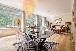 <p>UKKEL – Churchilllaan | Elegant 2-slaapkamerappartement met groen uitzicht!<br />Op een bevoorrechte ligging tussen de Churchillrotonde en het Ter Kamerenbos, in een van de meest gegeerde wijken van Ukkel, bevindt zich dit aangename appartement van ±115 m². Het geniet van een uitzonderlijke ligging, in de onmiddellijke nabijheid van winkels, openbaar vervoer en groene ruimtes.<br />Gelegen op de 2e verdieping van een perfect onderhouden gebouw uit de jaren 50, overtuigt het appartement door zijn mooie volumes, overvloedige lichtinval en aangename groene uitzichten.<br />Extra troeven zijn het EPC D+, een privatieve kelder en een ruime dienstbodekamer op de begane grond, ideaal als bureau en om in alle rust van thuis uit te werken.<br />Het appartement is momenteel verhuurd aan € 1.466/maand in het kader van een huurovereenkomst die werd ondertekend in 2022, waardoor het eveneens een interessante opportuniteit vormt voor een investeerder die op zoek is naar een uitstekend gelegen eigendom.</p>
<p><span>2e verdieping (links)</span>: Appartement "A2"</p>
<ul>
<li>Inkomhal</li>
<li>Woonkamer met parket van ± 38 m²</li>
<li>Volledig uitgeruste keuken</li>
<li>Nachthal</li>
<li>Slaapkamer 1 van ± 14 m²</li>
<li>Slaapkamer 2 van ± 16 m²</li>
<li>Badkamer</li>
<li>Toilet</li>
</ul>
<p>kelder C01<br />dienstbodenkamer</p>