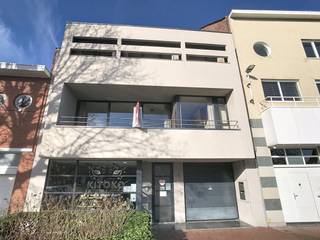 This first floor house/apartment is located in the Hondstraat. A beauty salon is located on the ground floor. The first and second floors are...