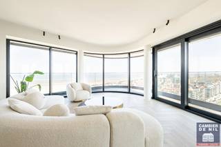 Luxueus gemeubeld penthouse met panoramisch zeezicht in iconische HeldentorenOntdek één van de hoogstgelegen appartementen van Knokke-Heist, waar...