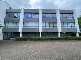 Offices for rent on Excelsiorlaan 71-73 in Zaventem. The offices are ideally located close to Brussels airport and easily accessible by car via the E40 freeway.<br /><br />The office building has several spaces available. 280m² of space is available on the first and second floors. Space available on the central plateau is 850m².<br /><br />Office space: 280m²
