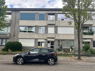 Dit ruime gerenoveerde appartement bevindt zich in een rustige woonwijk vlakbij het bruisende centrum van Mortsel. We betreden het appartement op de 2de verdieping (zonder lift) en vinden een ruime inkomjhal met vestiarekast, apart toilet, ruime en zonnige woonkamer op laminaatvloer, nieuwe ingerichte keuken met bijkeuken en een balkon vooraan.<br />Achteraan vinden we 2 zeer ruime slaapkamers, prachtige badkamer en een balkon. Er zijn tevens een binnenparking en een kelderberging ingebrepen in de huurprijs. De vaste kosten per maand bedragen 120 euro (inclusief water en gasverbruik). Het appartement is onmiddelijk beschikbaar.