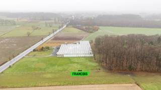 Langs een vlot bereikbare invalsweg in Wetteren bevindt zich deze bijzondere eigendom, volledig zonevreemd gelegen in agrarisch gebied, met een sterke focus op landbouw- en teeltactiviteiten. Het geheel combineert woonfunctie, uitgebreide serres en bijkomend weideland met bos, wat dit eigendom uitermate geschikt maakt voor wie actief is of wil zijn in de agrarische sector.<br /><br />De eigendom beschikt over een chalet met woon- en eetkamer en een keuken. Aansluitend bevinden zich twee slaapkamers en een badkamer. Vanuit de chalet is er directe toegang tot de serres, wat zorgt voor een praktische en efficiënte verbinding tussen wonen en werken. Daarnaast omvat het eigendom maar liefst 3.340 m² aan serres, geschikt voor sier- of groenteteelt. De totale eigendom omvat +- 1,74 Ha. Aangrenzend bevindt zich weideland met een aansluitend stuk bos, wat extra mogelijkheden biedt voor dierenhouderij, ontspanning of verdere agrarische invulling. Bovendien is er een ruime schuilstal voor paarden aanwezig. Het perceel ligt volledig in agrarisch gebied. Indien er voldoende en aantoonbare agrarische activiteit kan worden bewezen, bestaat de mogelijkheid tot het realiseren van een landbouwerswoning, conform de geldende regelgeving. Dit maakt het eigendom bijzonder interessant voor landbouwers, tuinders of investeerders met een agrarisch project.<br /><br />