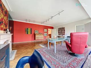 <p>🏡 <strong>For Sale – 5-Bedroom Apartment</strong><br />✨ Spacious and prestigious property – ideal as residence or for professional use ✨</p>
<p>📍 <strong>Ixelles – Avenue Louise 193</strong><br />Prime location in one of the most sought-after areas of Brussels: shops, restaurants, public transport (tram, bus, metro), schools and parks within walking distance. Public parking directly in front of the building.</p>
<p>🔹 <strong>Property Description</strong><br />Total surface: <strong>183 m² living space + 11 m² balconies/terraces</strong><br />Located on the 4th floor with lift, this bright apartment offers:</p>
<ul>
<li>
<p>Entrance hall with reinforced security door</p>
</li>
<li>
<p>Large living room (±39 m²) with decorative fireplace and built-in designer library</p>
</li>
<li>
<p>Dining room with bow-windows</p>
</li>
<li>
<p><strong>5 bedrooms / versatile rooms</strong> (ideal as bedrooms, offices, medical practice or professional use)</p>
</li>
<li>
<p>Fully equipped kitchen (currently set up as a secretariat with archive space) + balcony</p>
</li>
<li>
<p>Main bathroom with bathtub, double sink, bidet and storage</p>
</li>
<li>
<p>Additional shower room</p>
</li>
<li>
<p>Waiting room / multipurpose space with built-in cupboards and water point</p>
</li>
<li>
<p>Separate toilet</p>
</li>
<li>
<p>Private cellar</p>
</li>
</ul>
<p>🌟 <strong>Highlights</strong><br />✔ Prestigious location: Avenue Louise – Ixelles<br />✔ Flexible use: family home or professional practice<br />✔ Spacious and bright rooms<br />✔ 11 m² of terraces with open views<br />✔ Lift and enhanced security (reinforced door, intercom, videophone)<br />✔ Immediate access to public transport, shops, restaurants, Bailli district, EU institutions</p>
<p>📊 <strong>Practical details</strong><br />Floor: 4 (with lift)<br />EPC: Class E</p>
<p>💎 A <strong>rare opportunity</strong> on the market: a spacious and luminous apartment on prestigious Avenue Louise, combining prestige, comfort and flexibility.</p>
<p>📞 <strong>Information &amp; visits</strong><br />Olivier Halleux – We Invest Brussels-Europe<br />📱 +32 486 688 625<br />📧 olivier.halleux@weinvest.be<br />🌐 www.weinvest.be<span></span></p>