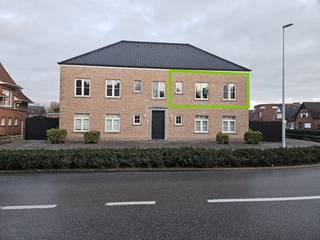 BEZOEK AANVRAGEN ENKEL MOGELIJK VIA VOLGENDE LINK: https://verlinden.mijnhuurprofiel.be/property/8b5472c9-f122-4494-ae37-ab6439eb8796<br /><br />Dit ruime appartement met 2 slaapkamers is rustig gelegen in het centrum van Dessel op wandelafstand van winkels, horeca, openbaar vervoer... en met een vlotte verbinding naar omliggende gemeenten.<br /><br />Via de inkomhal kom je in de leefruimte met open keuken, deze is voorzien van een koelkast, kookplaats, afzuigkap en voldoende opbergruimte. <br /><br />De nachthal geeft toegang tot de 2 slaapkamers, apart toilet en badkamer, uitgerust met een wastafel in meubel en bad met douchemogelijkheid. In de berging is de aansluiting voor de wasmachine aanwezig.<br /><br />De ruime terras is toegankelijk via de grote slaapkamer, dit terras wordt nog vernieuwd. Achteraan het gebouw is een ruime garage (18m²) inbegrepen, ook zijn er vrije parkeerplaatsen beschikbaar.<br /><br />Huurprijs: €850/maand | gemeenschappelijke kosten: €30/maand | beschikbaarheid: onmiddellijk | EPC: 241 kWh/m² (label C)