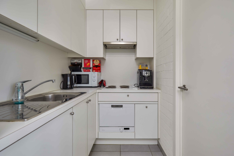 Roeselare-centrum. Trendy kantoorruimte met diensten te huur vanaf 1 persoon op een uistekende locatie. Voor starters of tijdelijke verhuis. - foto 4