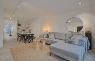 Volledig gerenoveerd duplex-appartement met twee ruime terrassen, ideaal gelegen nabij het commercieel centrum en de Zeedijk.<br />Indeling:<br />Inkomhal met gastentoilet en vestiaire.<br />Volledig uitgeruste keuken voorzien van alle comfort, met toegang tot het terras aan de achterzijde. Berging met voorzieningen voor het plaatsen van een wasmachine.<br />Lichtrijke leefruimte met bureauhoek, eetgedeelte, ingebouwde kasten en een gezellig salon dat uitkomt op het terras aan de voorzijde.<br />Verdieping:<br />Masterbedroom met ingebouwde kasten en aansluitende douchekamer.<br />Tweede ruime slaapkamer met ingebouwde kasten.<br />Derde kamer met stapelbed.<br />Douchekamer en een apart toilet.