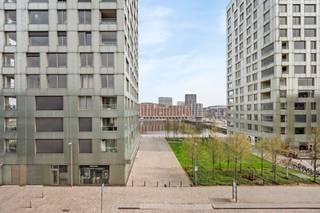Op een toplocatie op het Antwerpse Eilandje bevindt zich dit uitzonderlijk loftappartement in een karaktervol brutalistisch gebouw. Het zichtbare betonnen plafond geeft het interieur een krachtige, architecturale uitstraling die perfect samengaat met de strakke lijnen en het overvloedige natuurlijke licht.<br /><br />Het appartement is energetisch doordacht gebouwd en biedt een uiterst flexibel grondplan: alles kan perfect als één open, loftachtige ruimte worden ingericht. De volledig geïnstalleerde keuken sluit naadloos aan op de eetkamer en woonkamer, die samen genieten van een prachtig zicht op het water — een dagelijks gevoel van rust en ruimte.<br /><br />Ruime slaapkamer en badkamer met ligbad en douche. Gezellig terrasje met namiddag en avondzon!<br /><br />Parking faciliteit in de buurt.