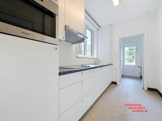 Cet appartement charmant et rénové est situé à Bruges et offre une parfaite combinaison de confort et de convivialité urbaine. L’espace de vie est aménagé avec style et fonctionnalité, créant un endroit agréable pour se sentir chez soi.<br /><br />L’appartement comprend une chambre et une salle de bain, ce qui le rend idéal pour les primo-accédants, les personnes seules ou les couples à la recherche d’un logement chaleureux et bien entretenu. La disposition est efficace et bien pensée, optimisant chaque pièce.<br /><br />Grâce à son emplacement central à Bruges, toutes les commodités sont à portée de main, des cafés accueillants aux sites culturels. Cet appartement est un excellent choix pour ceux qui souhaitent vivre dans un quartier animé tout en bénéficiant d’un cadre de vie paisible.