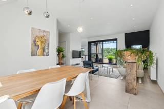 VISITE LE SAMEDI 4 JUILLET DE 17h00 À 18h30<br /><br />Au deuxième étage de la résidence 'Siene Campe', découvrez ce luxueux appartement en attique offrant une vue panoramique exceptionnelle sur l'Escaut ainsi que sur la nature et la zone inondable environnantes. Ce joyau est situé à Schoonaarde, un emplacement très prisé où calme, confort et accessibilité se combinent parfaitement.<br /><br />Ce qui rend ce bien vraiment unique, c’est son emplacement idéal. Vous vivez ici à proximité immédiate de charmants restaurants et de nombreuses commodités quotidiennes. Une supérette, un kinésithérapeute et la gare se trouvent à seulement 500 mètres, tandis qu’un arrêt de bus est à 100 mètres à peine. Idéal pour qui souhaite un cadre de vie confortable avec tout à portée de main.<br /><br />Disposition  <br />Par le hall d'entrée avec placards intégrés fonctionnels, vous accédez à l’espace de vie lumineux doté d’un coin bureau. Grâce aux grandes baies vitrées, à la sensation d’espace ouvert et aux plafonds élevés, vous profitez d’un cadre de vie très agréable ainsi que d’une magnifique vue sur l’Escaut et la zone naturelle. La cuisine entièrement équipée s’ouvre harmonieusement sur le séjour et donne accès à la terrasse, un endroit parfait pour se détendre en toute tranquillité.<br /><br />L’appartement comprend également une grande chambre, une salle de bains avec baignoire, un WC séparé et un débarras pratique. En atout supplémentaire, un grenier très spacieux est inclus, idéal pour un rangement complémentaire.<br /><br />Vous cherchez un appartement clé en main et élégant, situé dans un quartier calme mais extrêmement central ?<br /><br />Prenez rendez-vous pour une visite via felix@uw-huis.be ou appelez le 052463803 durant les heures de bureau.
