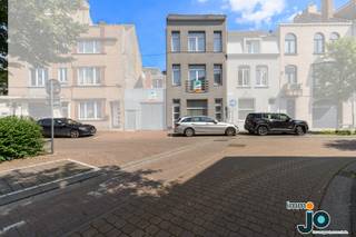 Deze grote gezinswoning is gelegen vlakbij het centrum van Oostende, het strand, winkels, scholen en recreatie. Ze is gelegen in een rustige buurt...