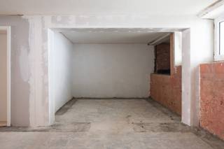 Deze casco commerciële ruimte van ongeveer 90 m² biedt de ideale plek om jouw zaak op te starten of verder uit te bouwen. De ruimte is ideaal voor de uitbating van een bloemenwinkel, koffiebar, medisch kabinet, kantoor of winkel.<br /><br />Met een ligging vlakbij UZ Gasthuisberg, alsook de ring van Leuven en belangrijke op- en afritten, maar ook op wandelafstand van het Leuvense stadscentrum, heb je hier bovendien een perfecte bereikbaarheid. Er is voldoende parkeergelegenheid op het nabijgelegen Sint-Jacobsplein.<br /><br />De ruimte zelf kan nog naar eigen smaak en noden worden ingericht. De grote raampartijen aan de voorzijde zorgen voor een optimale visibiliteit en veel lichtinval. Daarnaast is het heerlijk ontspannen in de zonnige binnentuin van de residentie! Er is een gemeenschappelijke fietsenstalling in het gebouw, die kan worden gebruikt door het personeel. <br /><br />Contacteer ons voor meer info of een bezoek ter plaatse.