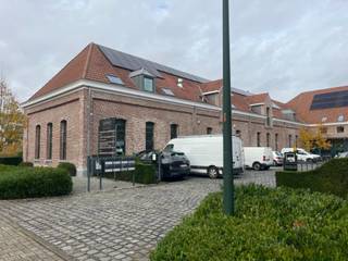 Contemporary offices ideally and strategically located between the Chasse and Chaussée de Wavre shopping districts.<br />Numerous facilities in the immediate vicinity (shops, restaurants, bars, fitness centre, etc.).<br />Close to the Ring, Etterbeek station and Delta.<br />Easily accessible by public transport (bus, tram, metro, train).<br />Electric car parking: €1,500/plot/year.