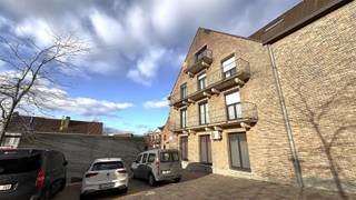 ZALIG DAKAPPARTEMENT MET UITZONDERLIJK ZICHT Dit appartement verwent met een aangename indeling en een uitermate zalig zicht over Aalbeke. De lift...