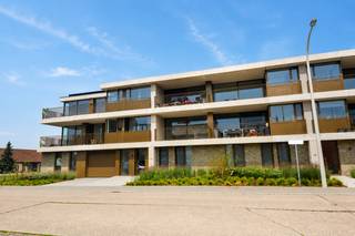 Energiezuinig nieuwbouwappartement op de eerste verdieping met 1 slaapkamer, prachtig terras en garagebox gelegen te centrum Ranst, bestaande uit: inkomhal met apart toilet met handenwasser; leefruimte met veel lichtinval en directe toegang via schuifraam naar het ruime terras met ideale zuid oriëntatie; volledig ingerichte keuken voorzien van alle toestellen; handige bijkeuken met aansluiting voor wasmachine; slaapkamer; badkamer voorzien van inloopdouche en lavabomeubel. Voorts beschikt het appartement over een extra ruime, ondergrondse garagebox met automatische poort en elektriciteitsaansluiting. Ook alle voorzieningen voor een elektrische laadpaal zijn reeds aanwezig. Nieuwbouwappartement met alle modern comfort zoals vloerverwarming met warmtepomp, individuele zonnepanelen, ramen in aluminium schrijnwerk met hoogrendementsbeglazing, enz. Het appartement is reeds volledig geschilderd en voorzien van verlichtingsarmaturen. Provisie maandelijkse lasten: 80 euro. EPC: 16 kWh/m². Onmiddellijk beschikbaar of overeen te komen.