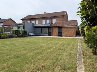🌳 Schitterend gelegen gezinswoning in het groen en de rust 🏡<br /><br />Bent u op zoek naar de perfecte balans tussen rust, ruimte en een groene omgeving? Deze prachtig gelegen gezinswoning biedt u een oase van privacy, gecombineerd met alle comfort die een modern gezin zich kan wensen. Dankzij de recente vernieuwingen is dit een huis waar u zich meteen thuis zult voelen.<br /><br />🌟 De troeven op een rij:<br />🛏️ 3 volwaardige slaapkamers – Ideaal voor een gezin of voor wie een ruim thuiskantoor zoekt.<br />🛋️ Lichte leefruimte met veranda – De royale woonkamer is slim vergroot met een gezellige veranda, waardoor u het hele jaar door geniet van een prachtig zicht op de tuin.<br />🍳 Ruime leefkeuken – Een praktische en grote keuken waar uitgebreid gekookt kan worden.<br />🚗 Grote garage & veel parkeergelegenheid – Voorzien van een elektrische sectionaalpoort, met daarnaast een ruime, private oprit voor meerdere wagens.<br />🌿 Prachtige, private achtertuin – Een groene, koele buitenruimte waar u in alle privacy kunt ontspannen.<br />🚿 Recent vernieuwde badkamer – Een moderne, instapklare badkamer uitgerust met een comfortabele douche.<br />🪟 Energiebewuste upgrades – Overal zijn nieuwe ramen geplaatst met rolluiken (beneden volledig elektrisch gestuurd).<br />📋 Indeling van de woning<br />👇 Gelijkvloers: Bij het betreden van de woning komt u terecht in de uitnodigende inkomhal met een gastentoilet 🚽.<br />Vanuit de hal stapt u de royale leefruimte binnen, die dankzij de aanpalende veranda geniet van een maximale lichtinval en een directe connectie met de tuin. De aparte, ruime keuken vormt het hart van de benedenverdieping en biedt direct toegang tot zowel de leefruimte als de inpandige garage 🚘.<br />De garage is uitgerust met een moderne, elektrische sectionale poort en biedt extra bergruimte.<br />👆 Eerste verdieping & zolder: De vaste trap brengt u naar de nachthal op de eerste verdieping. Hier bevinden zich drie comfortabele slaapkamers 🛏️ en de recent vernieuwde, eigentijdse badkamer met douche 🚿.<br />Via het plafond is er toegang tot de ruime stapelzolder 📦; een ideale plek voor het stockeren van seizoensspullen en bovendien zeer eenvoudig extra te isoleren.<br />🌳 Buitenruimte: Rondom de woning ligt een prachtig aangelegde, praktische voortuin die zorgt voor een mooie buffer en een groen straatbeeld.<br />De achtertuin 🌻 is een absoluut pareltje: volledig privaat, omgeven door groen en de perfecte plek voor spelende kinderen of gezellige barbecue-avonden in de luwte.<br />🔑 Kortom: Een solide, goed onderhouden gezinswoning op een absolute toplocatie voor wie houdt van rust, groen en privacy.<br /><br />Mis deze kans niet en plan snel uw bezoek!<br /><br />📞 Telefoon: 056/705262<br />📧 E-mail: info@expertimmo.be<br />🌐 Website: www.expertimmo.be<br /><br /><u>Wettelijke info :</u> <br />EPC : F-label<br />Asbest : in aanvraag<br />Elektriciteit : niet-conform, te renoveren.<br />Stedenbouw : Geen beschermd monument, niet op inventaris, Vergunning uitgereikt, Woongebied, Geen dagvaarding uitgebracht, Geen voorkooprecht ruimtelijke ordening aanwezig, Geen Verkavelingsvergunning, geen overstromingsgebied, niet gelegen in afgebakend oevergebied.<br />Watertoets : P en G-score : A en A, geen natte voeten hier dus.<br />Watergevoelige openbare ruimtes : niet van toepassing<br />Maatregelenregister : geen nadelige maatregelen gekend<br />Vrij : bij akte<br /><br />Disclaimer : <br />1. Sommige foto's werden met een breedbeeld lens getrokken om de gehele ruimte op 1 foto te kunnen weergeven, hierdoor lijken de ruimtes op foto groter dan in werkelijkheid.<br />2. Geen AI gebruikt hier.<br />