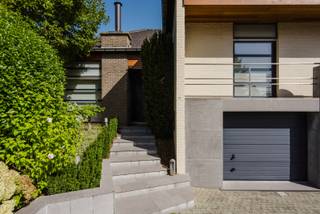Op zoek naar een ruime en bijzonder goed onderhouden woning waar comfort, gezelligheid en functionaliteit samenkomen? Deze verrassend ingedeelde eigendom ligt in een aangename residentiële wijk in Waregem, op wandelafstand van het centrum en het station. Ontdek zelf alle troeven tijdens onze kijkdag!<br /><br />Via de inkomhal met gastentoilet en stijlvolle glazen deur kom je in de gezellige woonkamer. De zithoek met houthaard nodigt uit tot ontspannen, terwijl de ruime eethoek plaats biedt voor gezellig tafelen. Aansluitend bevindt zich een veelzijdige kamer met zicht op en toegang tot de tuin, ingericht als leeshoek, bureau en eethoek. De open keuken is volledig uitgerust en zorgt voor een aangenaam contact met de leefruimte.<br /><br />De woning is opgebouwd in verschillende niveaus, wat zorgt voor een speelse indeling. Op het eerste niveau bevinden zich drie slaapkamers en een badkamer met ligbad en aparte douche. Vanuit één slaapkamer bereik je de masterbedroom met open dressing. Op het bovenliggende niveau bevindt zich een vijfde slaapkamer en toegang tot twee zolderruimtes.<br /><br />Ook de lagere niveaus bieden heel wat extra ruimte. Hier vind je een tweede badkamer en een polyvalente kamer die kan worden ingericht als zesde slaapkamer, hobbyruimte, bureau, speelkamer of fitness. Verder beschikt de woning over een ruime wasberging, kelderberging, kruipkelder en maar liefst twee garages. De ruime oprit biedt bovendien plaats aan meerdere wagens.<br /><br />Ook de tuin is een absolute troef. Twee ruime terrassen, waarvan één met afsluitbare pergola, bieden volop mogelijkheden om van het buitenleven te genieten. De siervijver, fruitbomen en kleurrijke beplanting zorgen voor een charmante en groene omgeving waarin het heerlijk vertoeven is.