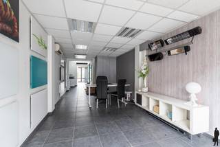 <p><strong>Gebouw voor gemengd gebruik </strong>in het centrum van<strong> Oostmalle</strong></p>
<p>Dankzij de <strong>centrale ligging</strong>, in de onmiddellijke nabijheid van winkels, scholen en openbaar vervoer, geniet dit pand van een <strong>sterke commerciële locatie </strong>en een vlotte bereikbaarheid.<br /><br /><strong><span>Gelijkvloerse handelsruimte:<br /></span></strong>- Commerciële ruimte<br />- Kitchenette<br />- Toilet<br />- Aparte ruimte: bureau, behandelruimte, opslagruimte, etc<br />- Tuintje met terras<br />- Ruime kelder: extra bergruimte<br /><br />Door het gehele handelspand bevinden zich verschillende ingemaakte kastenwanden.<br /><br /><span><strong>Duplex appartement met private ingang<br /></strong></span><strong>Eerste verdieping:</strong><br />- Leefruimte met open keuken<br />- Badkamer met douche, toilet en wastafel<br /><br /><strong>Tweede verdieping:</strong><br />- 3 slaapkamers van ca. 11,8 - 10 en 12,6 m²<br />- Wasplaats<br />- Bergzolder bereikbaar met een vlizotrap<br /><br /><span><strong>BIJZONDERHEDEN:<br /></strong></span>- Centrale<strong> locatie </strong>in Oostmalle<br />- Volledig <strong>gescheiden handels- en woonfuncties<br /></strong>- Instapklaar handelspand met <strong>tuin <br /></strong>- Ruim duplexappartement met <strong>3 slaapkamers</strong><br />- Extra <strong>opslagruimte</strong> dankzij kelder en zolder<br />- Ideaal voor <strong>zelfstandigen</strong>, <strong>combinatie wonen/werken</strong> of <strong>investeringsdoeleinden</strong></p>
<p>Een uitgelezen kans voor wie werk en privé efficiënt wil combineren of op zoek is naar een solide <strong>vastgoedinvestering.</strong><br /><br />Interesse? contacteer ons kantoor via malle@deboerenpartners of +32 3 302 45 95</p>