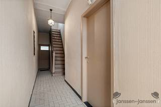 <p><span>Charmante woning met uitstekende prijs-kwaliteit en sterk potentieel in Borgloon</span></p><p><span>In het pittoreske Borgloon, gekend om zijn glooiende landschappen, bloesemroutes en toeristische trekpleisters zoals de </span><span>Doorkijkkerk</span><span>, het </span><span>Fruitbelevingscentrum</span><span> en de uitgestrekte wandel- en fietsroutes door Haspengouw, bevindt zich deze authentieke woning met bijzonder veel mogelijkheden. Een ideale opportuniteit voor zowel eigen bewoning als investering.</span></p><p><span>Met een </span><span>bewoonbare oppervlakte van 115 m²</span><span> op een </span><span>perceel van 146 m²</span><span> biedt deze woning een verrassend ruime indeling. Ze beschikt over </span><span>twee slaapkamers en één badkamer</span><span> en vormt een solide basis voor wie op zoek is naar een betaalbare woning zonder renovatieverplichting. Enkel </span><span>opfriswerken</span><span> zijn aangewezen, waardoor u de woning volledig naar eigen smaak kan aanpassen zonder zware structurele ingrepen.</span></p><p><span>Een absolute troef is de </span><span>aantrekkelijke vraagprijs</span><span>, die deze eigendom bijzonder interessant maakt in de huidige markt. </span></p><p><span>Ook </span><span>investeerders</span><span> vinden hier een uitstekende opportuniteit dankzij de gunstige instapprijs, het beperkte renovatiebudget en het verhuurpotentieel in deze regio.</span></p><p><span>Binnenin leidt de inkomhal naar een praktische en logische indeling. De leefruimte heeft een oppervlakte van 32 m² en loopt door naar de keuken achteraan en biedt nog voldoende ruimte voor een eethoek. </span></p><p><span>Vanuit de keuken heeft u toegang tot de achterzijde van de woning en de tuin.</span></p><p><span>Op de verdiepingen bevinden zich </span><span>twee volwaardige slaapkamers</span><span>, genietend van natuurlijk daglicht. </span></p><p><span>De </span><span>houten trap</span><span> verbindt de verschillende niveaus en brengt je verder naar een </span><span>ruime zolder</span><span>, die tal van mogelijkheden biedt voor uitbreiding of extra kamers.</span></p><p><span>Achteraan bevindt zich een </span><span>private tuin</span><span>, ideaal voor ontspanning of verdere inrichting.</span></p><p><span>Ook op vlak van </span><span>ligging</span><span> scoort deze woning bijzonder sterk. Ze bevindt zich op </span><span>wandelafstand van scholen</span><span>, vlakbij een </span><span>Aldi-supermarkt</span><span>, en geniet van een </span><span>vlotte bereikbaarheid</span><span>. </span></p><p><span>De </span><span>oprit van de E40 ligt op slechts 10 minuten</span><span>, wat zorgt voor een snelle verbinding richting Leuven, Brussel en Luik. </span></p><p><span>Bovendien ligt de woning in een aangename, gevestigde woonomgeving nabij het centrum van Borgloon.</span></p><p><span>Kortom, deze woning combineert </span><span>charme, een correcte prijs, geen renovatieverplichting en een uitstekende ligging</span><span>. </span></p><p><span>Een unieke kans voor starters, handige renovators én investeerders die op zoek zijn naar een rendabele en toekomstgerichte eigendom in het hart van Haspengouw.</span></p><p><span> </span></p><p><span>Voor meer info of een bezichtiging, neem snel contact op met Filip via 0475/86.04.89 of via mail: filip@janssenenjanssen.be</span></p>