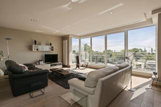 <p>This beautiful penthouse perfectly combines the comfort and spaciousness of a house with the unique experience of living above the city. The generous living area enjoys stunning views over the city park and is flooded with natural light thanks to the large windows. It opens onto a spacious terrace, the perfect place to relax and enjoy the green surroundings and open views.</p>
<p>The separate kitchen connects seamlessly to the generous dining area, creating a warm and inviting space for cooking and entertaining. The penthouse features four spacious bedrooms and two bathrooms, offering plenty of comfort and flexibility for family living, guests or a home office.</p>
<p>Another major advantage is the indoor parking space, providing both convenience and security, complemented by a practical storage room for additional space.</p>
<p>This penthouse is ideal for those looking for the warm, homely feeling of a house while also appreciating open views, abundant natural light and the luxury of a spacious terrace. A unique combination of space, comfort, privacy and greenery, offering an exceptional quality of life in an enviable setting.</p>
<p><strong>Including parking space and spacious storage.</strong></p>