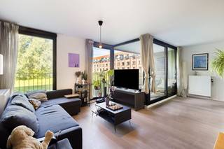 Bent u op zoek naar een energiezuinig appartement te koop in Gent? Dit prachtige tweekamerappartement in residentie Leiemeersen I combineert een rustige woonomgeving met een uitstekende bereikbaarheid. Dankzij het open zicht vanaf het ruime terras en vanuit de leefruimte komt u hier na een drukke dag volledig tot rust.De ligging van dit appartement is een absolute troef. U geniet van een directe verbinding met de R4 en de kleine stadsring, waardoor u vlot de stad in en uit bent. Daarnaast is het bruisende centrum van Gent perfect met de fiets bereikbaar. De ideale match tussen stedelijke dynamiek en residentiële rust.Indeling; Via de inkomhal met een praktische vestiairekast en gastentoilet komt u in de ruime leefruimte, die gekenmerkt wordt door een parketvloer en een volledig geïnstalleerde open keuken. Vanuit deze woonkamer heeft u direct toegang tot het terras, waar u geniet van een uniek en weids uitzicht. Verder zijn er twee volwaardige slaapkamers en een comfortabele badkamer met een bad, douche en dubbele lavabo. Ten slotte beschikt u over een handige wasberging met aansluitingen en een extra private kelderberging.Verder is er de mogelijkheid om een staanplaats aan te kopen voor 35.000 euro. Contacteer ons voor een bezoek ter plaatse. Bestuursmaatregelen in het maatregelenregister: nee
