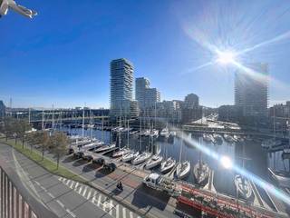 Découvrez cet appartement lumineux et prêt à emménager à Ostende, avec une vue imprenable sur le port. Situé au cinquième étage d'un immeuble bien entretenu avec ascenseur, vous pourrez profiter du confort, de l'espace et d'un emplacement unique en bord de mer.L'appartement comprend :- hall d'entrée accueillant - un espace de vie ensoleillé- cuisine séparée - un WC séparé,- une salle de bain avec une nouvelle douche à l'italienne,- chambre 1- chambre 2 (toutes deux récemment repeintes) - une grande pièce de rangement,- une cave privéeCommission mensuelle :35€ pour le gaz — 25€ pour l'eau — 60€ pour le syndic.Cet appartement à Ostende allie espace, lumière et confort avec une vue magnifique sur le port. Idéal pour ceux qui veulent vivre au calme à quelques pas des commerces, des transports en commun et du front de mer.Vous êtes intéressé par cette propriété à louer à Ostende ? Rendez-vous sur le site www.dewaele.com, cliquez sur le bien que vous souhaitez louer. À l'aide du bouton rouge « demandez votre visite », nous vous demandons de remplir brièvement un profil. Ensuite, nous vous contacterons pour une visite. Les rendez-vous ne peuvent pas être pris par téléphone.