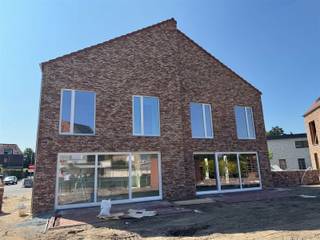 Deze nieuwbouwwoning met 4 slaaplamers is gelegen in een gegeerde buurt in Mechelen-Zuid op 1,6 km van het treinstation. De woning is energiezuinig...