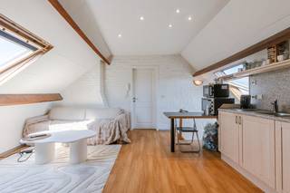 <p>Interessant opbrengsteigendom op topligging in Gent.</p>
<p>Welkom in dit veelzijdig pand gelegen aan de Rooigemlaan 496 in Gent, op een vlot bereikbare locatie vlakbij het historisch centrum, belangrijke invalswegen en tal van voorzieningen. Dit eigendom omvat twee appartementen en vormt een uitstekende opportuniteit voor zowel investeerders als eigen bewoners.</p>
<p>Het gebouw bestaat uit een ruim appartement van ca. 90m² met twee slaapkamers en een tweede appartement van ca. 60m² met één slaapkamer. Beide appartementen beschikken over een aangename leefruimte met veel natuurlijk licht, een geïnstalleerde badkamer en een afzonderlijk toilet. Dankzij de praktische indeling en de goede staat van onderhoud zijn beide entiteiten onmiddellijk inzetbaar voor eigen bewoning of verhuur.</p>
<p>Extra troeven van het pand:</p>
<ul>
<li>Verwarming op aardgas</li>
<li>Conforme elektriciteitskeuring</li>
<li>Asbestvrij</li>
<li>Interessant verhuurpotentieel</li>
<li>Centrale en vlot bereikbare ligging</li>
</ul>
<p>Dankzij de gunstige locatie bevinden winkels, openbaar vervoer, scholen en recreatiemogelijkheden zich op wandel- en fietsafstand. Bovendien zijn de Bourgoyen-Ossemeersen, de R4, E40 en E17 vlot bereikbaar.</p>
<p>Dit pand biedt tal van mogelijkheden: ideaal als investering met stabiel rendement, als combinatie van eigen bewoning met verhuurinkomsten of als toekomstgerichte vastgoedbelegging.</p>
<p>Zeer geschikt voor: investeerders, starters, co-housing, ouders met studerende kinderen, …</p>
<p>Ideaal als u op zoek bent naar een instapklaar eigendom met potentieel en een uitstekende ligging in Gent.</p>
<p>CONTACT: Thomas op 0474 26 27 58 of via info@vicusvastgoed.be</p>