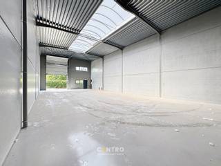 Nieuwbouw KMO-unit met een oppervlakte van 270m². Perfect gelegen op slechts 500m van de N9 en een vlotte verbinding naar de expressweg!<br /><br /><u><strong>Bijzonderheden:</strong></u><br />- Onmiddellijk beschikbaar bij akte!<br />- 6m VRIJE hoogte.<br />- Automatische sectionaalpoort + afzonderlijke toegangsdeur.<br />- Lichtstraat met rookluiken.<br />- Regenwaterpomp aanwezig.<br />- Zekeringkast aanwezig.<br />- Voldoende manoevreerruimte.<br />- Opslagruimte geschikt voor verschillende doeleinden.<br />- Polybetonvloer.<br />- Casco.<br />- Kleinere en grotere oppervlaktes beschikbaar.<br />- Inrichten van kantoorruimte is mogelijk dankzij de ramen.<br />- Tevens INTERESSANT als belegging!<br />- Mogelijkheid tot aankoop van parking.<br /><br />De loods maakt deel uit van het gloednieuwe project 'ZONE CENTRUM'. Zeer geschikt voor eigen gebruik en INTERESSANT als belegging! Aarzel niet ons te contacteren voor verdere info en/of een bezoek ter plaatse: 050/70 01 02 - nicolas@centro.be.