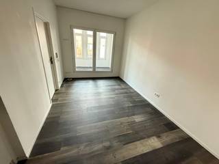 Instapklaar appartement met inpandig terrasje op centrale ligging in Merksem. Goede ligging voor openbaar vervoer en winkels. Het appartement is gelegen in een kleinschalig gebouw met lage algemene onkosten (enkel gemeenschappelijke elektriciteit en blokpolis).<br /><br />Indeling:<br />Inkomhal met afzonderlijk toilet.<br />Leefruimte op PVC laminaat, +/- 19 m². <br />Open ingerichte keuken met kasten, voorzien van frigo met vriesvak, oven, vaatwasser, keramisch kookfornuis en dampkap.<br />Berging: +/- 1.5 m².<br />Badkamer met lavabo en douche, handdoekdroger.<br />Slaapkamer op PVC laminaat: +/- 12 m².<br />Inpandig terras van +/- 4,50 m². <br /><br /><br />PVC ramen met dubbele beglazing. Individuele nutsvoorzieningen.<br /><br /><br /> 
