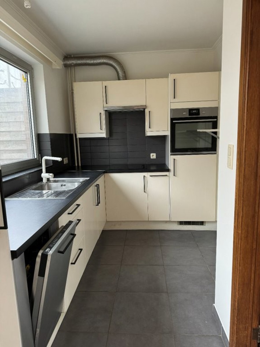 Ruime bel-etage met 3 slaapkamers, garage en tuin. - foto 4