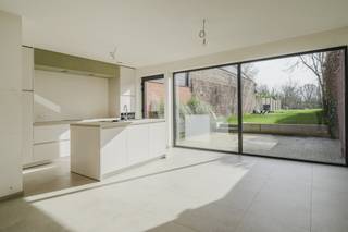 Wonen met een uniek uitzicht op de achterliggende weilanden, dat is wat dit huis u te bieden heeft! Deze BEN-woning combineert modern wooncomfort met een uiterst gunstige ligging nabij de Leie en het centrum van Kortrijk.Gelijkvloers:- Inkomhal met gastentoilet- Lichtrijke leefruimte achteraan gelegen met zicht op de tuin en toegang tot het zonnig terras- Een kwalitatieve keuken van Kaster voorzien van alle toestellen- Zuidgerichte tuin en zicht op natuurreservaat Rotersmeers en Neerbeekvallei- Garage met bergingEerste verdieping: - 3 volwaardige en afgewerkte slaapkamers- Badkamer uitgerust met dubbele lavabo, ligbad en inloopdouche- Apart toiletZolderverdieping te bereiken via de vaste trap en kan naar eigen keuze worden afgewerkt tot 3 extra slaapkamers, technische berging + biedt de mogelijkheid tot het inrichten van een derde toilet.Deze woning is volledig toekomstgericht dankzij de warmtepomp met vloerverwarming, 10 zonnepanelen, regenwaterput en aluminium HR-beglazing. Alle nutsvoorzieningen zijn reeds volledig in orde.Meer info of een bezoek ter plaatse? Contacteer Michelle (0493 25 46 81 - michelle.decoutere@dewaele.com)