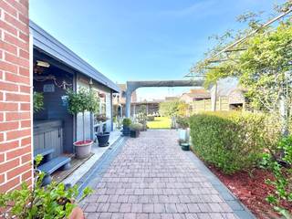 Ruime, alleenstaande woning op residentiële ligging nabij alles wat men nodig heeft aan winkels, openbaar vervoer, vlotte verbindingen naar de autostrade; Indeling: inkom met traphal, ruime woonkamer met eetplaats, salon en bureauruimte, droge koele kelder; Lichtrijke leefkeuken; overdekt terras; vanuit de keuken kan met naar een apart toilet en een badkamer met douche en wastafel met meubel, hier is een washoek met wasmachine en droogkast; Technische berging; Geautomatiseerd poortje/ Oprit; Garage; Laadpaal; Terras naar zonnige en omheinde achtertuin met tuinberging; Boven: nachthal naar drie ruime slaapkamers en tweede badkamer met ligbad, wastafel en tweede toilet; Luik met plooitrap naar ruime ingerichte zolder/ vierde kamer (mogelijkheid om een vaste trap te integreren in hal); EPC 250; Centrale verwarming via warmtepomp en overal CV met radiatoren gestuurd via pelletbrander; Zonnepanelen; Warmtepompboiler; Overal dubbele beglazing; Geautomatiseerde rolluiken; Alarmsysteem; 3 Geïsoleerde gevels; Beschikbaarheid: bij akte na betaling/ bespreekbaar; Info en bezoek: info@elet.immo.