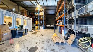 KMO-unit van 216 m² op toplocatie nabij A12.Deze opslagruimte met een vrije hoogte van 6 m is toegankelijk via een automatische sectionale poort (4 m...