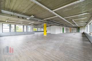 Kantoor van 1.012 m² te huur. Strategisch gelegen op slechts 2 minuten van de R0 (op- en afrit Jette) en geniet van een vlotte verbinding met de...