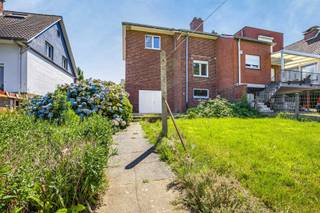 Immo Pické biedt U deze rustig gelegen woning aan met prachtig zicht op de achterliggende weilanden en in de nabijheid van winkels, openbaar vervoer, scholen en de belangrijkste verbindingswegen. Deze woning bestaat uit een inkomhal met gastentoilet, een woonkamer met eetkamer, een keuken, een nachthal, 3 slaapkamers en een badkamer. Daarnaast beschikt deze woning over een garage en kelderruimtes. Aanwezigheid van verschillende open autostaanplaatsen. Achter de woning vinden we een prachtige en ruime tuin (met tuinberging) met een schitterend zicht op de achterliggende weilanden.