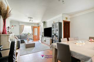 Deze gezellige gesloten woning combineert comfort, functionaliteit en een aangename indeling, ideaal voor wie op zoek is naar een praktische thuis...