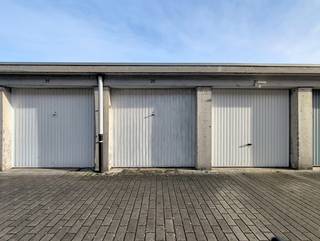 Centraal gelegen garagebox in de wijk 'Buizegem'.Deze ruime, droge, bovengrondse garagebox beschikt over een manuele kantelpoort en beschikt over...