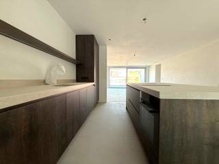 Zeer gunstig gelegen appartement met 2 slaapkamers op de 1ste verdieping. Het betreft een doorkijkappartement.Inkomhal met gastentoilet, open...