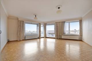 Dit appartement is gelegen op de vijfde verdieping op de hoek met de Jaminéstraat en biedt een prachtig open zicht over het stadscentrum van...