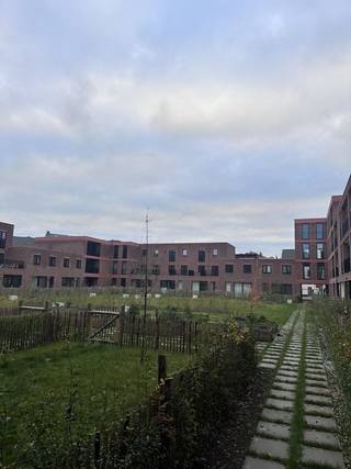 Bent u op zoek naar een nieuwbouw kantoor, praktijk  of creatieve workspace in een gebouw met een originele architectuur en makkelijke bereikbaarheid in de nieuwste hipste woonbuurt van Aalst? Check this out! Je wordt er buur van de Soeptrien, een architectenkantoor en een kinepraktijk. <br />Aan de oever van de Dender groeit en bloeit de NIEUWSTE WOONBUURT PIER KORNEL. Ontwikkelaars Revive en Matexi bundelden hun krachten samen om een voormalig industrieterrein om te vormen tot een plek waar het PRETTIG WONEN EN WERKEN is voor jong en oud. Aan het water en op een BOOGSCHEUT VAN HET CENTRUM van Aalst ontdek je dit totaalconcept met een MIX aan wooneenheden, commerciële ruimtes en assistentiewoningen. Er is voor ieder wat wils. En daar stopt het dan ook niet ... Een collectieve tuin, gemeenschapsvoorzieningen, parking, aan alles werd gedacht.<br />Dit betreft een op de hoek gelegen lichtrijke CASCO ruimte met een opp. van 132 m² (BUURT F.0.2). <br />OPTIONELE AANKOOP ONDERGRONDSE PARKING EN EV. BERGING MOGELIJK. <br />Het grondaandeel valt onder het stelsel van de registratierechten en op de constructiewaarde geldt de BTW wetgeving.<br />