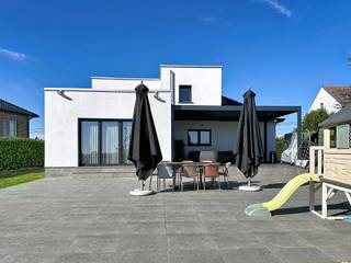 Lennik : Op een PRACHTIG perceel van maar liefst 33a79ca biedt IMMO STORE u deze MODERNE VILLA aan die vanaf 2020 GRONDIG werd GERENOVEERD en UITGEBREID. Hier geniet u van RUIMTE, COMFORT en een UITZONDERLIJKE ligging met achteraan een ADEMBENEMEND PANORAMISCH UITZICHT over de GLOOIENDE WEILANDEN van het Pajottenland.<br />Bij het betreden van de woning verwelkomt de inkomhal u in een AANGENAME LEEFOMGEVING. Op het gelijkvloers bevinden zich 2 SLAAPKAMERS en een douchekamer, ideaal voor wie PRAKTISCH en CONFORTABEL wil wonen. Deze RUIME, LICHTRIJKE leefruimte werd in 2020 UITGEBREID en vormt samen met de GEINSTALLEERDE keuken het HART van de woning. Op de verdieping werd een BIJKOMENDE SLAAPKAMER met badkamer ingericht.<br />Ook op vlak van BERGRUIMTE en PARKEERMOGELIJKHEDEN biedt deze villa heel wat troeven met een praktische opbergkelder, een garage uitgerust met een OPLAADPUNT voor ELEKTRISCHE WAGENS en een recente tuinberging.<br />Dankzij de nabijheid van belangrijke invalswegen biedt deze woning een UNIEKE COMBINATIE van LANDELIJK WONEN en een VLOTTE BEREIKBAARHEID!<br />Is dit iets voor u? Bel dan naar IMMO STORE op 02 203 03 03. Wij regelen voor u een bezoek ter plaatse! +++ EPC 'C' +++