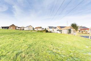 VALIMMAS verkoopt dit perceel bouwgrond HOB (LOT 5), gelegen aan de rand van het dorp, in een pittoreske en landelijke omgeving. Ideaal...