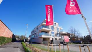 Dit energiezuinige appartement maakt deel uit van Residentie Hugo, ons nieuwbouwproject in het centrum van Ingooigem.<br /><br />Het project omvat bijna-energieneutrale appartementen en woningen in een aantrekkelijke moderne architectuur.<br /><br />Dit appartement biedt jou o.m. een lichtrijke open ingedeelde leefruimte met eethoek, eilandkeuken en zithoek, een mooi zuid gericht terras van 16 m², 2 slaapkamers, een ingerichte badkamer, apart toilet en wasplaats/berging.<br /><br />Dit energiezuinige nieuwbouwappartement is voorzien van een geothermische warmtepomp, vloerverwarming, ventilatie met warmterecuperatie en zonnepanelen.<br /><br />Er is een ondergrondse parkeerplaats of garage voorzien, net als extra bergingen en een fietsenstalling.<br /><br />Danneels werkt jouw appartement sleutel-op-de-deur voor je af met vaste afspraken over budget &amp; timing. Jij kiest jouw keuken, badkamer &amp; vloeren uit in de toonzalen van onze partners. Onze klantenbegeleider staat voor je klaar.