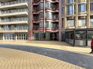 Dit prachtig gelegen handelspand in de bruisende Zeelaan biedt u een unieke kans. Met het strand op slechts 50 meter afstand geniet u hier van...
