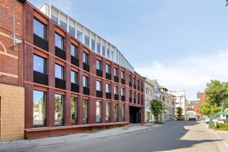 <p><span> </span><span>CHAMBRE D'ÉTUDIANT ADAPTÉE À VOTRE VIE D'ÉTUDIANT</span></p><p><span> </span></p><p><span>La résidence Amand 47 se trouve sur la très animée Sint-Amandsplein à Courtrai. Dans les environs immédiats, vous trouverez toutes les facilités nécessaires en matière de culture, de restauration et d'autres activités sociales. Nous sommes également proches de plusieurs campus universitaires. Bref, tous les éléments nécessaires à une vie étudiante confortable sont à portée de main. </span></p><p><span> </span></p><p><span>Lors de la réalisation du projet, le promoteur a tenu compte d'aspects tels que la durabilité, l'efficacité énergétique, l'utilisation optimale de l'espace, la mobilité, …  . &amp; durable et à l'épreuve du temps grâce aux techniques les plus récentes. </span></p><p><span> </span></p><p><span>Pourquoi choisir une chambre d'étudiant à Amand 47 ? Chaque chambre est peinte, équipée de l'éclairage nécessaire et d'une salle de bain privée (équipée d'une douche, d'un meuble lavabo avec évier et d'un WC suspendu). A cela s'ajoute la présence d'un bureau, d'un lit, d'une armoire et de tringles à rideaux. </span></p><p><span> </span></p><p><span>En plus de votre espace privé (chambre d'étudiant), il y a plusieurs espaces communs tels qu'une cuisine vivante entièrement équipée (casier privé par résident), une cour-jardin commune, un abri à vélos, … </span></p><p><span> </span></p><p><span>Les avantages en un coup d'œil : </span></p><ul><li><span>Présence d'un ascenseur</span></li><li><span>Salle de bain privée</span></li><li><span>Entièrement meublé (lit, bureau, armoire &amp; étagère)</span></li><li><span>Grande cuisine commune et espace de détente</span></li><li><span>Wifi rapide &amp; garage à vélos sécurisé</span></li><li><span>Bâtiment BEN à haute efficacité énergétique</span></li><li><span>Offre diversifiée, chambres à partir de 415,00 euros/mois + 80,00 euros de frais généraux/mois</span></li></ul><p><span>Vous cherchez une chambre d'étudiant confortable dans un bâtiment durable ? Le tout à un emplacement de choix ? Vous êtes au bon endroit ! Vous souhaitez découvrir votre nouvelle chambre d'étudiant ? </span></p><p><span>Demandez une visite via le lien suivant </span><span><span>: https://yourent.pillar.estate/request-visit?access_token=2431b966-3b72-4b55-9cc2-1d06e008c1e5</span></span><span> </span></p><p><span> </span></p><p><span>Vous ne souhaitez pas encore une visite mais des informations supplémentaires ? Contactez Pillar à l'adresse  <span>info@pillar.estate</span></span><span> ou par téléphone au 033 695 695 </span>. </p><p><span> </span></p><p><span>*Les surfaces sont données à titre indicatif. Pillar ne peut être tenu responsable de l'exactitude des informations fournies. </span></p><p><span> </span></p>