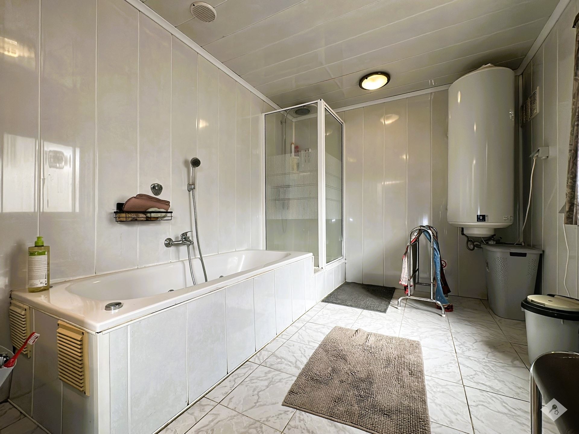 Ruime woning met drie slaapkamers, garage en grote tuin - foto 5
