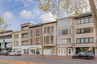 Deze bel-étage woning met 3 - 5 slaapkamers met garage en koer te koop is gelegen op de Herentalsebaan in Deurne. In de directe omgeving bevinden...