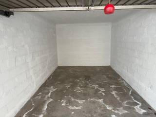 Immo Pické vous propose ce garage fermé situé sur l'Avenue du Domaine à Forest. L'entrée de ce garage idéalement situé est sécurisée par une...