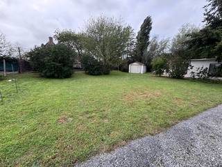 <p>Gelegen aan de Koksijdesteenweg in Koksijde, vindt u een uitgelezen bouwgrond met een royaal perceel van maar liefst 1080 m². Deze grond, met een open bouwtype, biedt de perfecte basis voor het realiseren van uw droomwoning. De bouwgrond kijkt uit op een prachtige weide. </p>

<p>Met de ligging van deze bouwgrond heeft u dit alles binnen handbereik. Koksijde staat bekend om zijn prachtige stranden en levendige kustleven. Het biedt een ideale mix van rust en recreatie, met tal van wandelmogelijkheden en lokale voorzieningen in de nabije omgeving. Op het perceel staat nog een oude af te breken woning. Dit perceel vormt een uitstekende investering voor wie op zoek is naar een plek om te bouwen en te genieten van het beste dat de Belgische kust te bieden heeft. <br /><br />Bel Dimitri, ook op zon-en feestdagen, 0487/787.159,<br />Stuur een mail naar<br />dimitri@immo-maritiem.be<br />of kom langs op kantoor 'Immo Maritiem' naast het kerkje in Nieuwpoort-bad.</p>